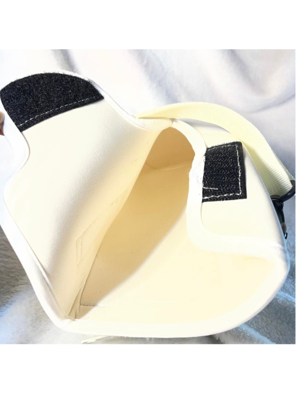 image shows a cream-colored, water-resistant neoprene water bottle carrier bag f - Picture 3 of 4